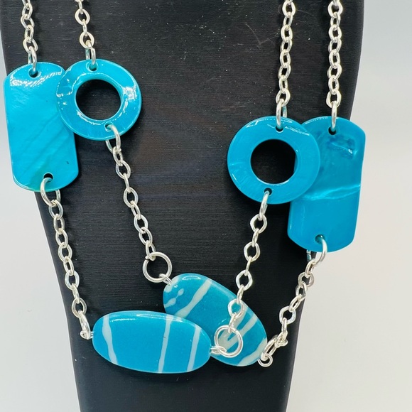 Chic Turquoise and Silver Necklace - Picture 2 of 3